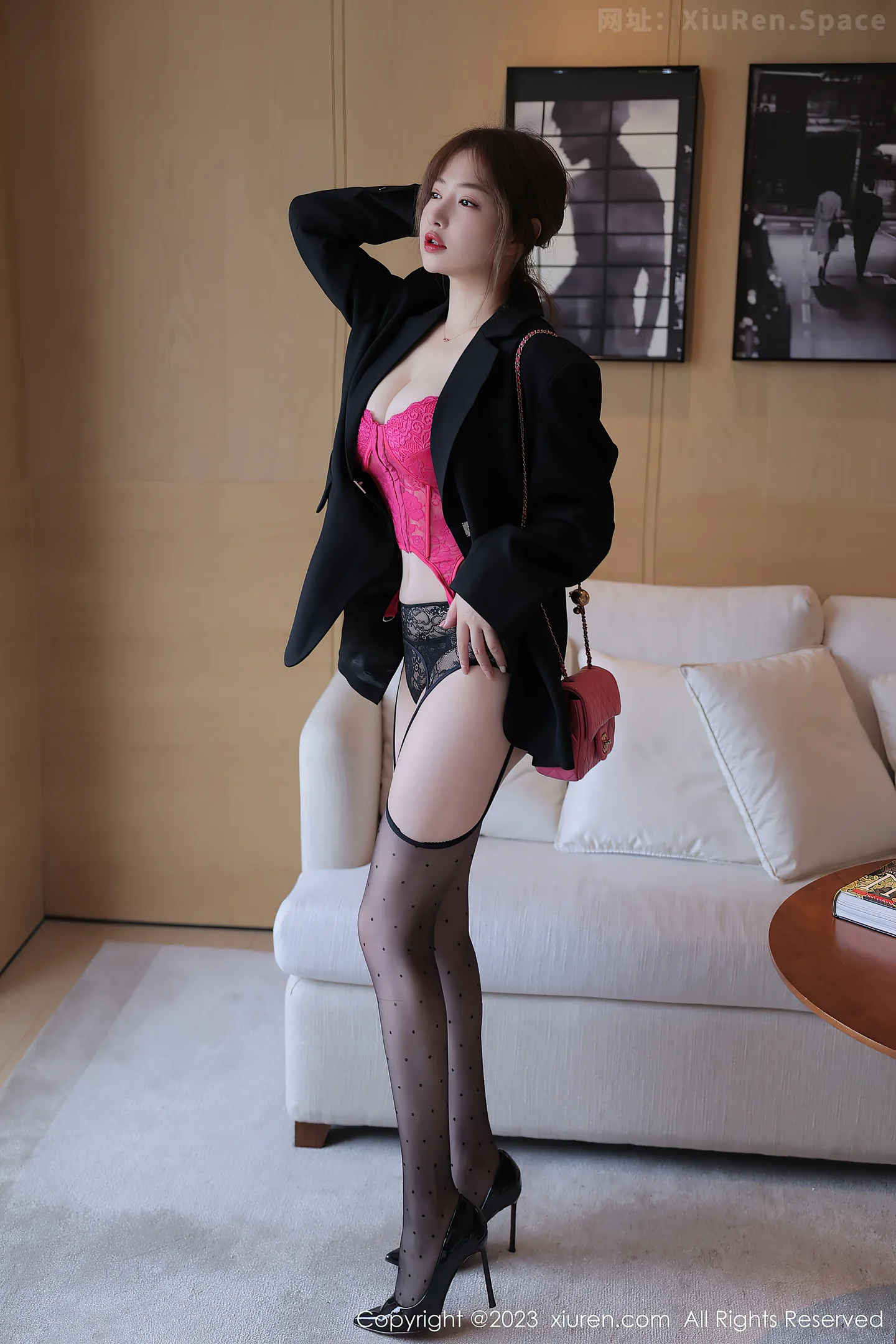 图片[3]-[XiuRen秀人网]2023.04.27 NO.6644 养乐多DoDo 红色蕾丝情趣内衣加黑丝美腿性感私房写真集-秀人网官方网站